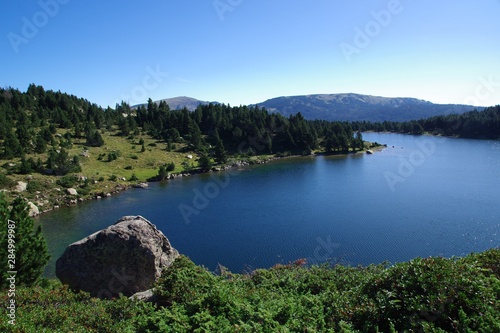 Etang ou lac de montagne dans les pyrénées au matin