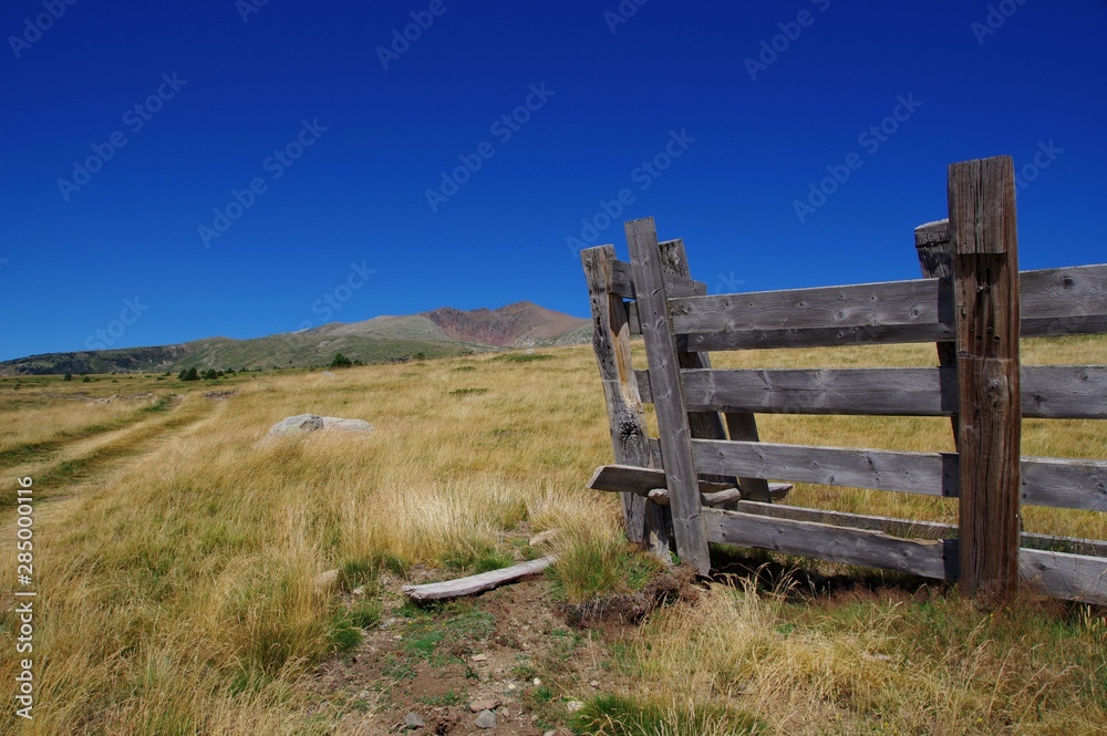 Corral barrière en bois pour bétail en montagne