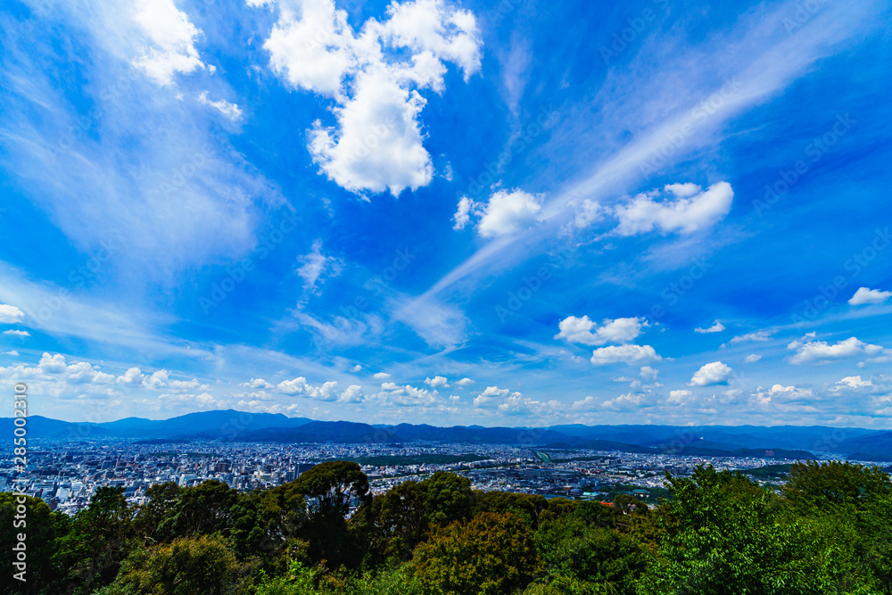 [日本の観光イメージ] 関西の中心であり観光都市である京都の北側を望むパノラマビュー