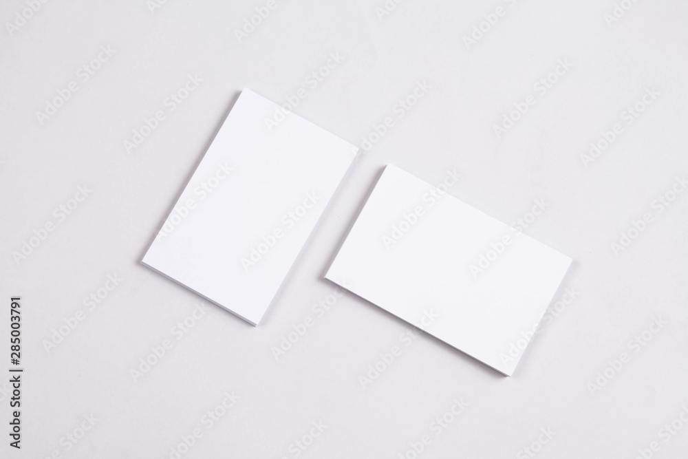 Mockup tarjetas de visita sobre fondo blanco Mockup tarjetas de visita sobre fondo blanco