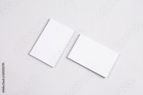Mockup tarjetas de visita sobre fondo blanco