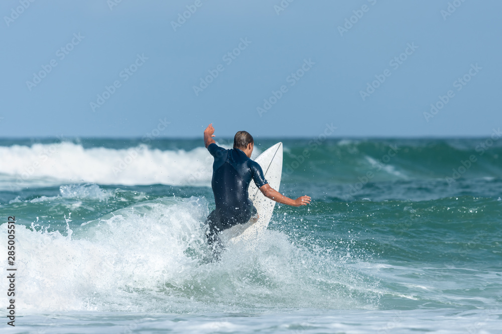LACANAU (Gironde, France), surfeur en action LACANAU (Gironde, France), surfeur en action