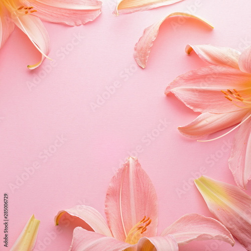 kompozycja-rozowa-lilia-z-platkami