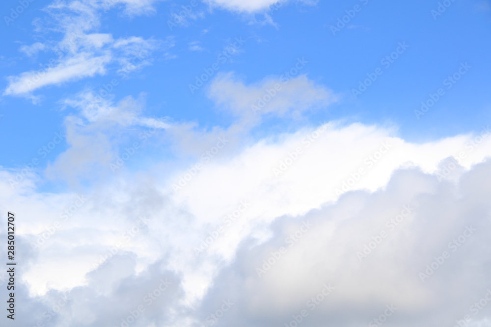 Naklejka premium white fluffy cumulus clouds background