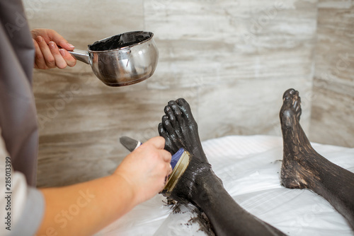Принти на полотні Man during a mud wrapping