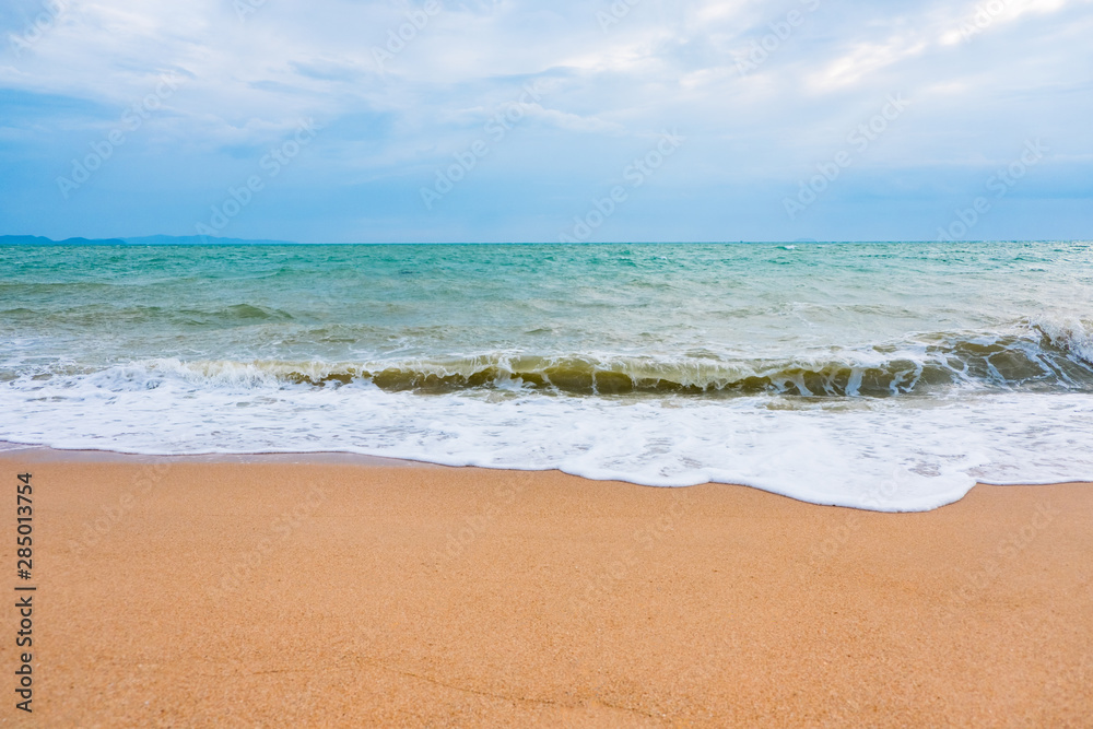 Fototapeta premium Summer vacation view of the blue sky with beautiful sea. wave ocean on sandy beach. for travel in the holidays. nature background.