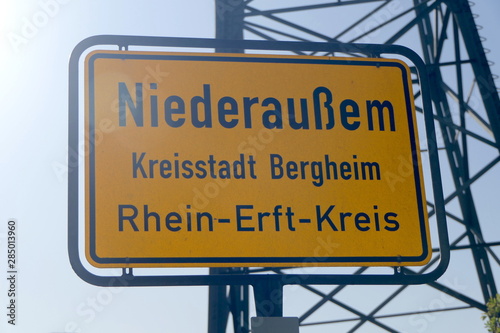 Wallpaper Mural Ortsschild Niederaußem mit Strommast Torontodigital.ca