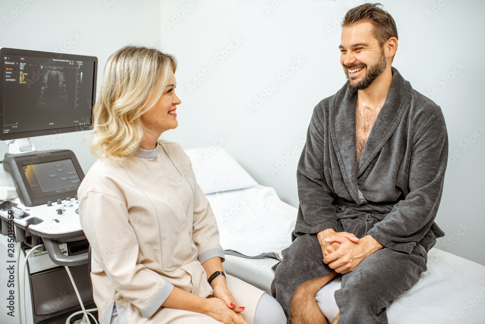Obraz premium Men during the consultation with doctor