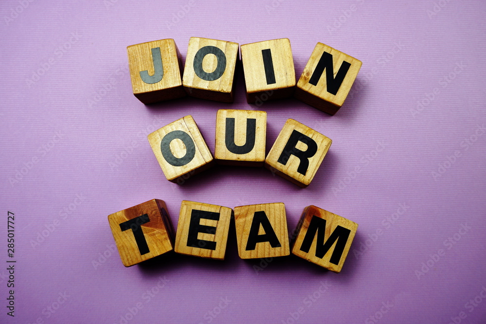 Obraz premium Top view Join our team alphabet letters on purple background