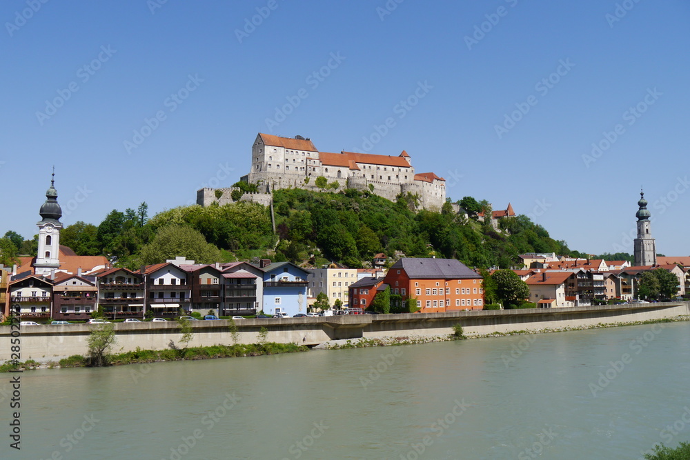 Obraz premium Blick auf Salzach mit Burg und Stadt Burghausen
