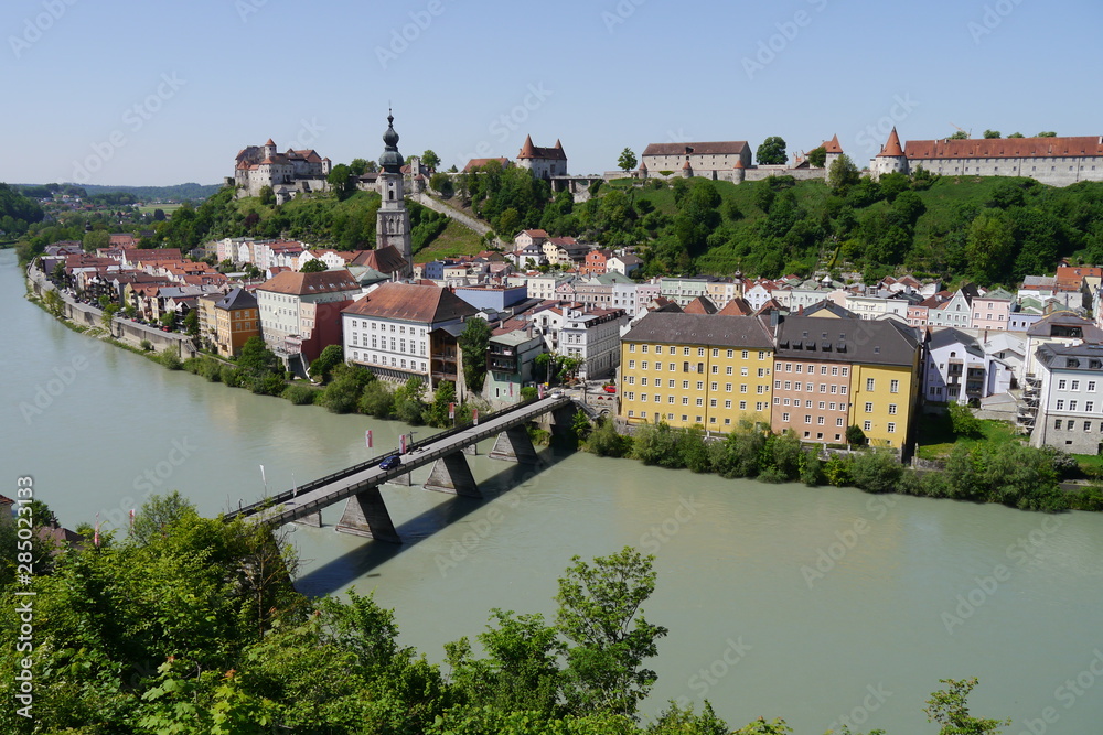 Fototapeta premium Blick auf Burghausen mit Brücke, Kirchturm und Burg