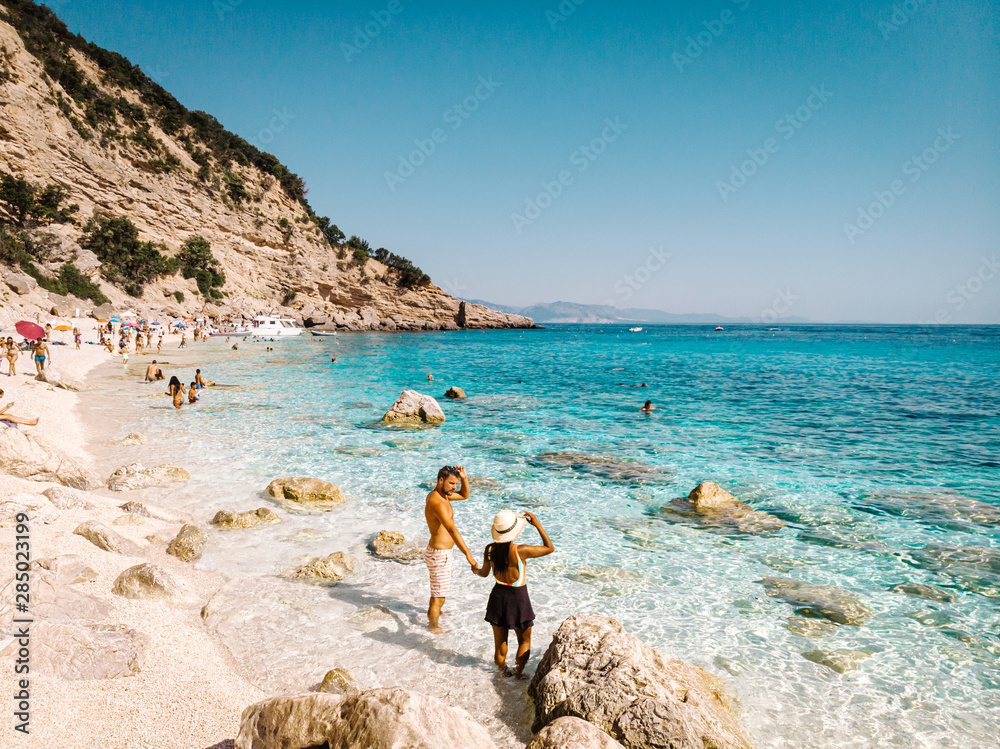 Obraz premium couple at the ocean of Sardinia during vacation in Europe