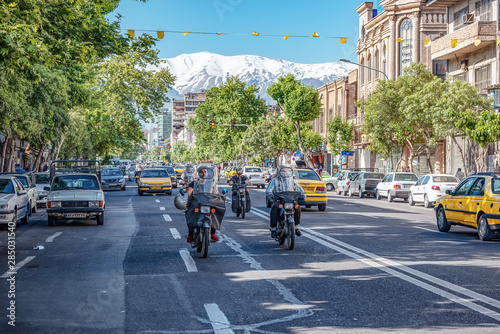 Obraz na płótnie 06/05/2019 Tehran,.Tehran Province,.Iran, high traffic in crowded street of capital of Islamic Republic навпроти Alborz Mountains on background. w salonie
