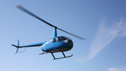Handdoek met foto Helikopter Kleine blauwe helikopter op lage hoogte  © Primastock
