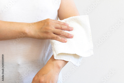 タオルで汗を拭いている女性