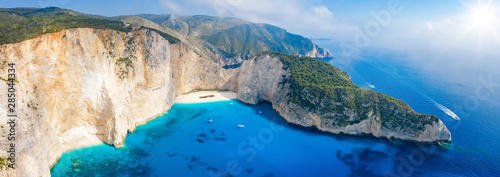 Obraz na plátně Panorama des berühmten Navagio Schiffswrack Strandes auf Zakynthos mit türkis bl
