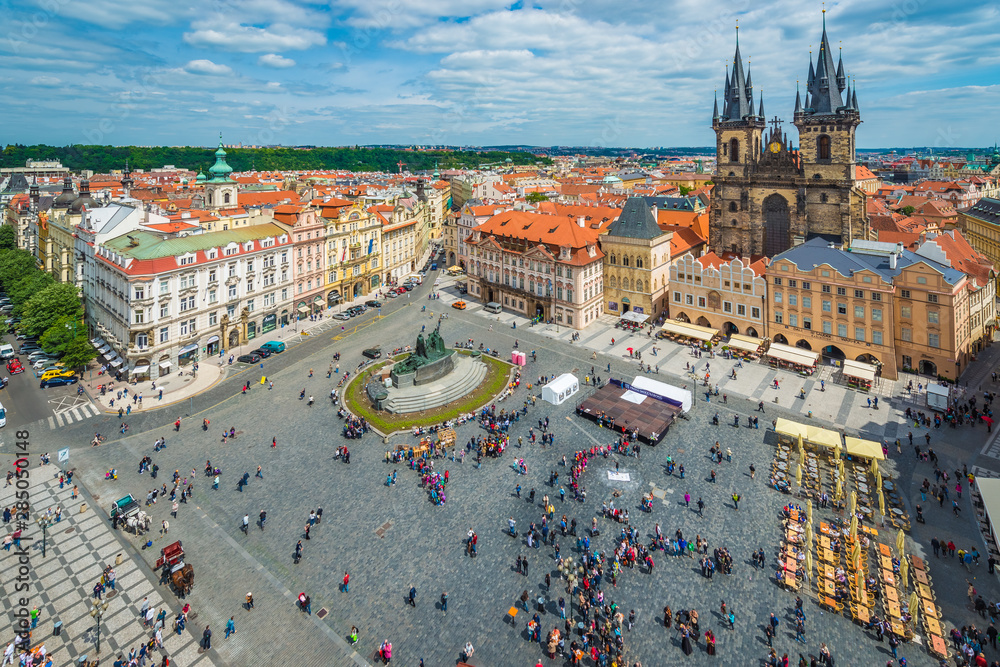 Obraz premium The Jan Hus Memorial in Prague, Czech Republic.