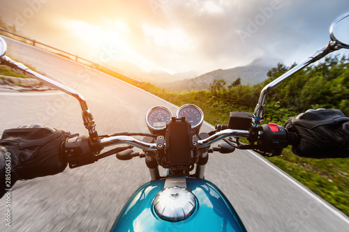 Billede på lærred Motorcycle driver riding in mountains