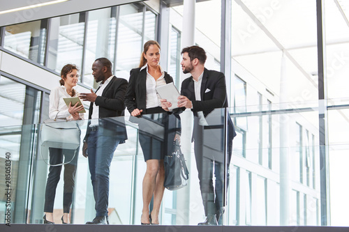 Business Team im Gespräch im Büro