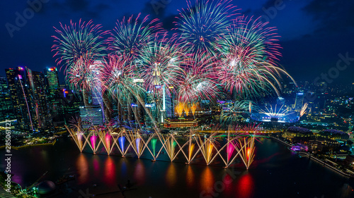 Canvas Print Singapore cityscape with beautiful fireworks at night.