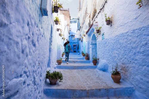 Chefchaouen, Morocco - June 29, 2019 - Girl in the alleys of Chefchaouen - Morocco © Simona Pezzi
