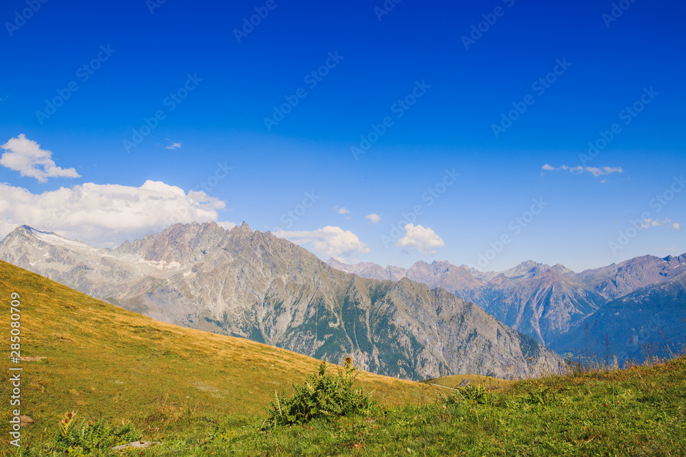 Fototapeta premium Odkryty górski krajobraz latem