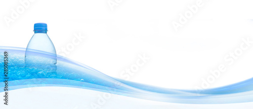 Minralwasser Flasche mit Wasserhintergund und Blasen