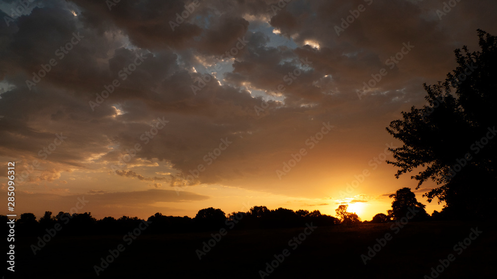 Obraz premium Golden sunrise or sunset with dramatic clouds