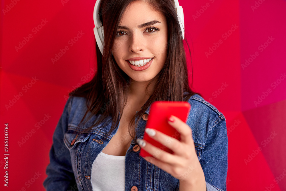 Naklejka premium Young woman listening to music