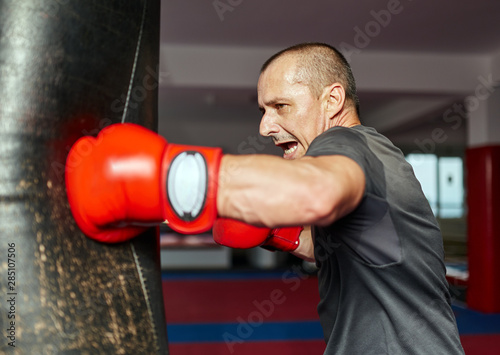 Boxer working the heavy bag © Xalanx