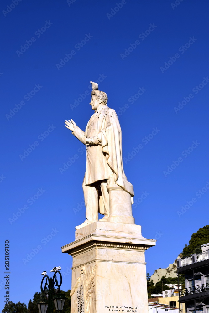 Fototapeta premium dove on the head of a statue