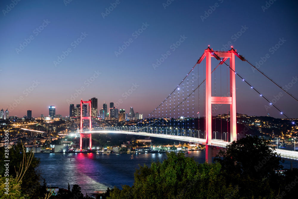 Naklejka premium Most Bosfor w Stambule w nocy