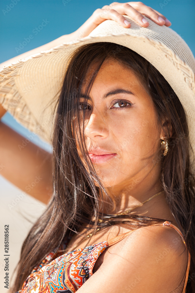 Φωτογραφία Portrait fashion of pretty young woman with straw hat on a beach