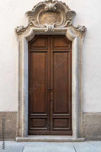 antica porta con ornamenti di palazzo italia