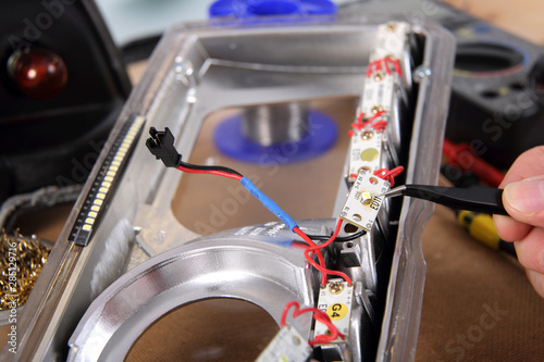 Naprawa i wymiana diody led w reflektorze samochodowym.