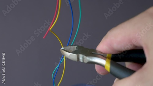 After a long choice, the hand cuts one of the colored wires with wire cutters. Minesweeper defuse bomb photo