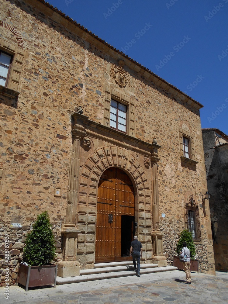 Obraz premium Puerta Palacio Episcopal Caceres