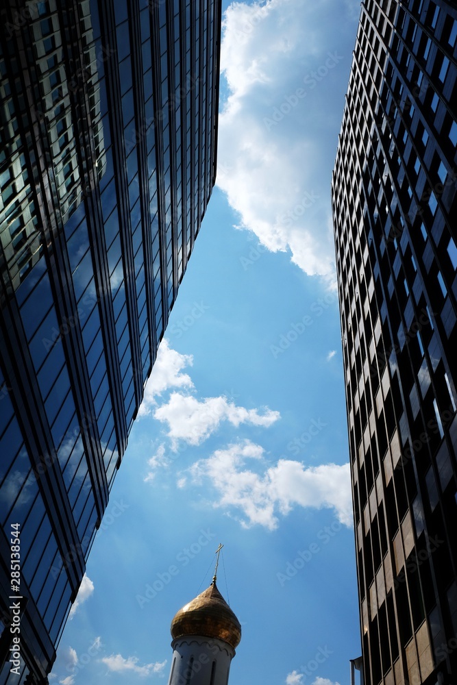 Φωτογραφία Bottom view of church and business buildings skyscrapers in Mosc