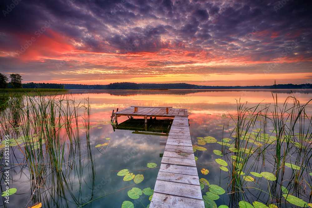 Plakat Piękny letni wschód słońca nad jeziorem