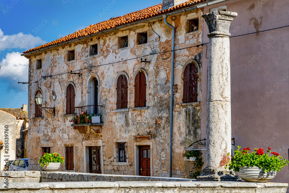 Fototapeta premium Svetvincenat Altstadtpalast, Kroatien, Istrien