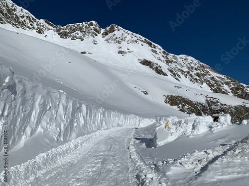 Passo chiuso per neve photo