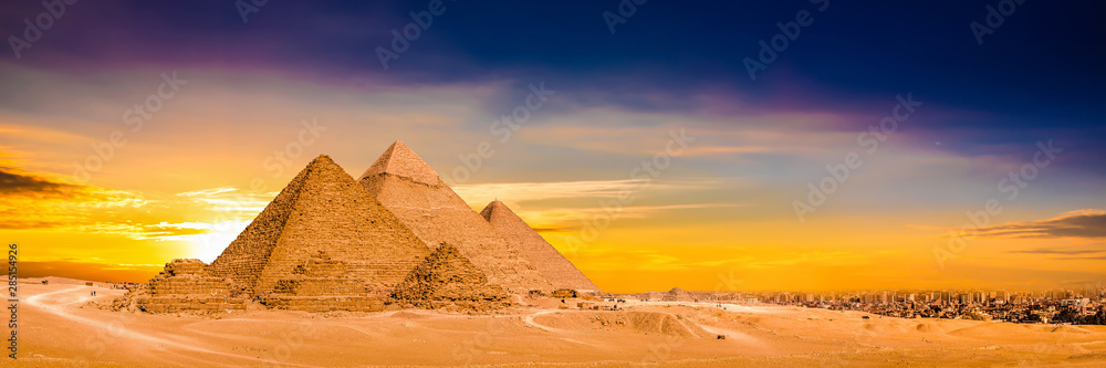 Panorama der großen Pyramiden von Gizeh bei Sonnenuntergang - obrazy, fototapety, plakaty 