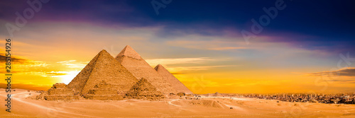Panorama der gro  en Pyramiden von Gizeh bei Sonnenuntergang