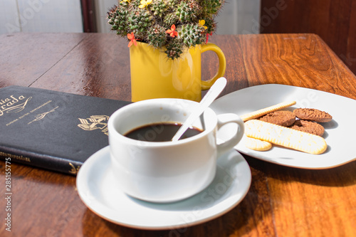 Bild auf Leinwand Pure coffee with cookies, bible and flowers in detail