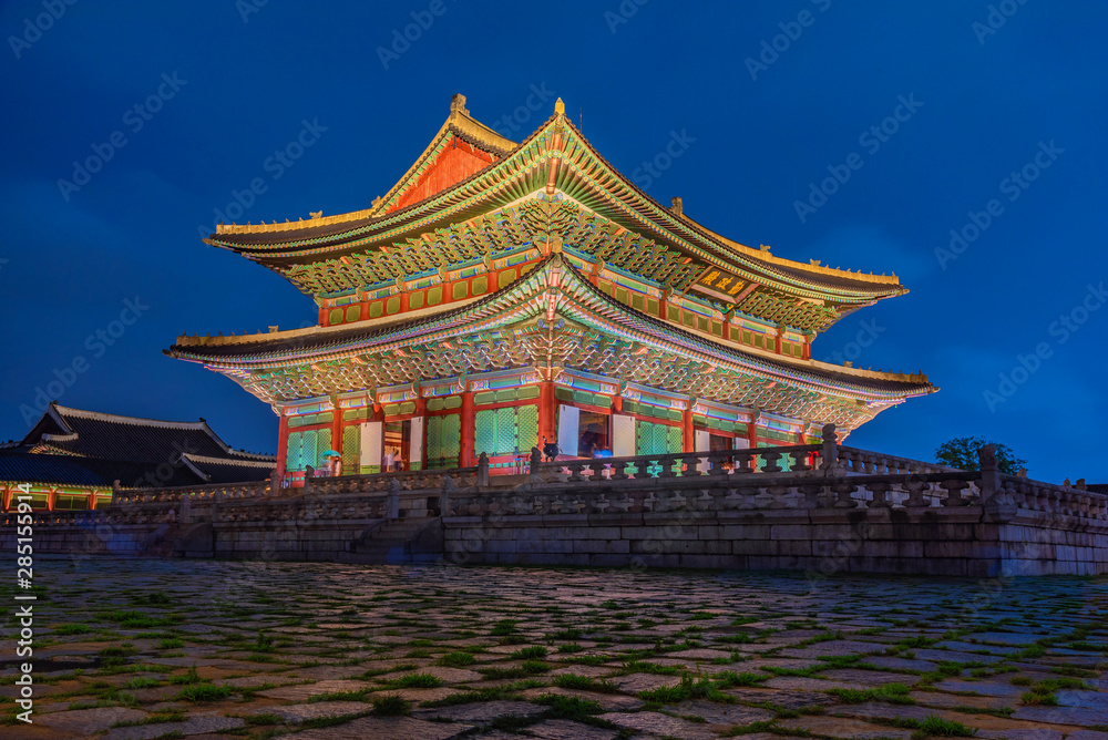 Fototapeta premium Pavilion gyeongbokgung palace at night in Seoul .South Korea