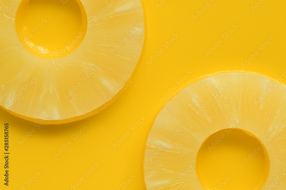 パイナップル 背景黄色 Stock 写真 Adobe Stock