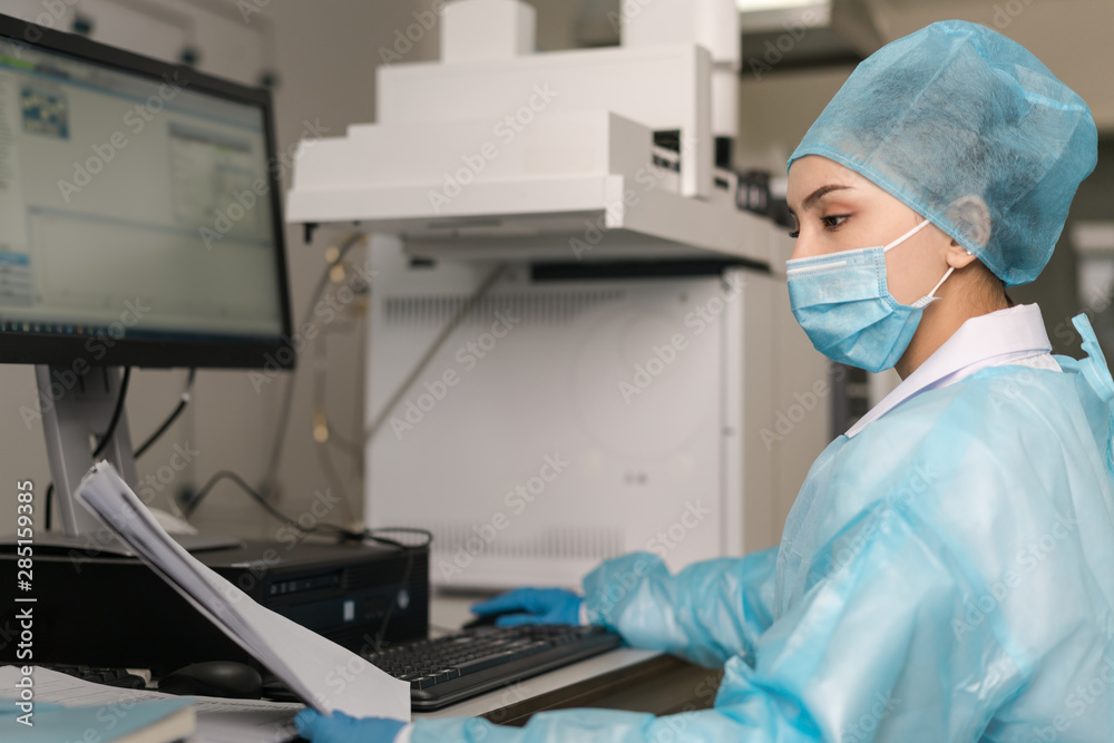 Naklejka premium Young female scientist working in the laboratory