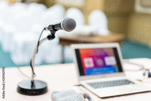 Obraz na płótnie Wired microphone set up on the front of conference room close up with blurred background