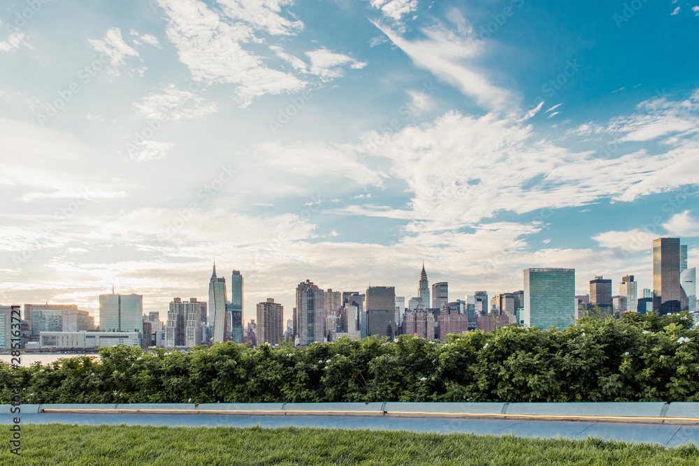 Fototapeta premium Manhattan skyline view from Long Island CIty.