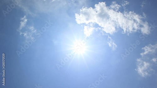 夏の青空と太陽　まぶしい光　イメージ